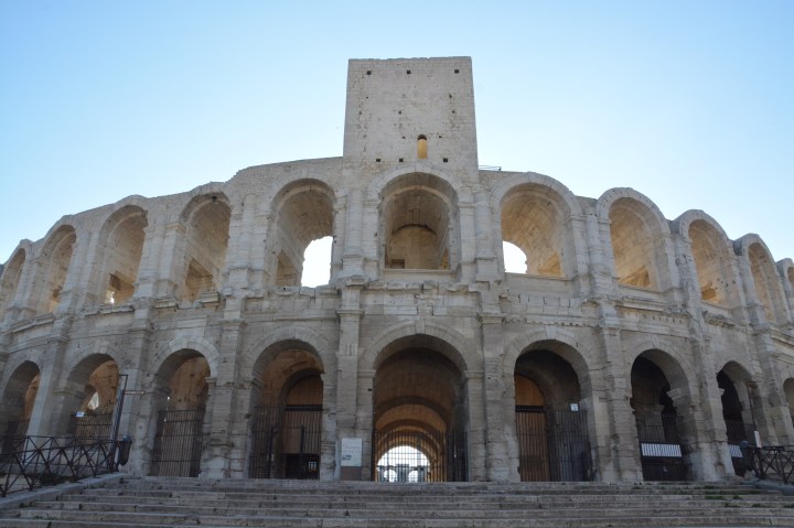 Arles arènes face.JPG