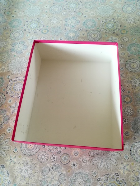 Boîte disposée au milieu du tissu