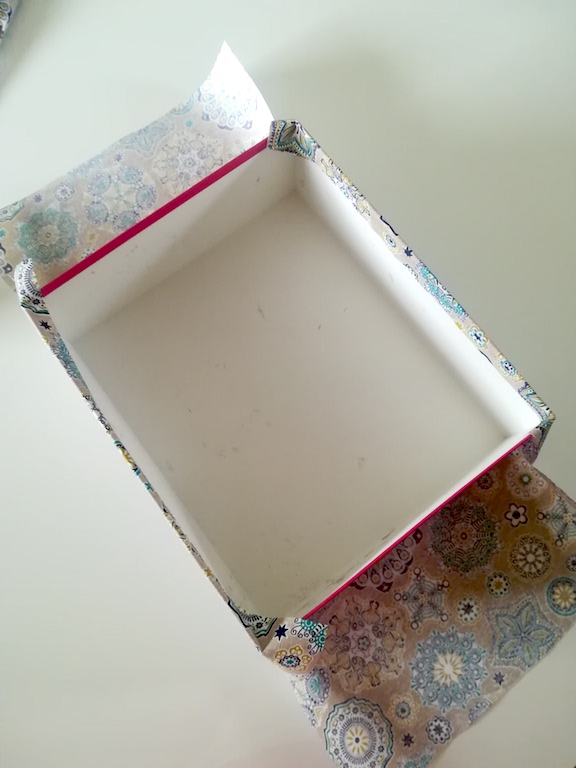 Deux morceaux de tissus des côtés rabattus