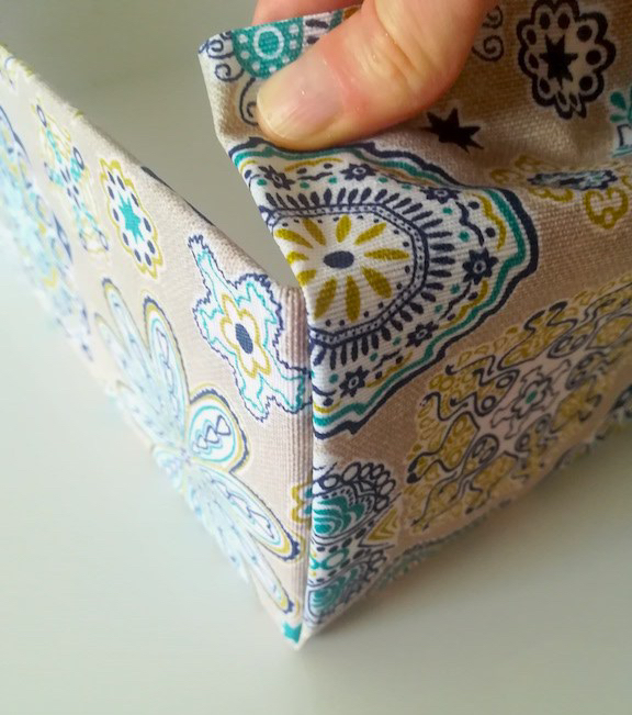 Essais effectués pour recouvrir la boîte avec le tissus