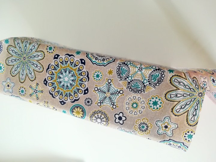 Côté de la boîte recouverte du tissu