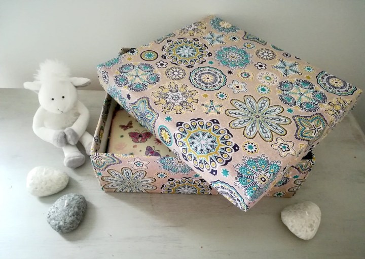 Une boîte en carton devenue une jolie boîte en tissu