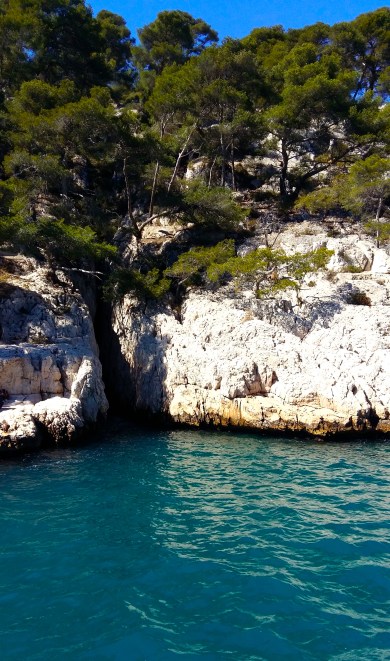 Calanques entree grotte