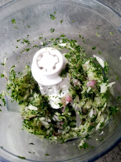 Le persil et l'échalote mixés
