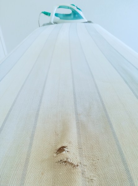 La housse à repasser usée