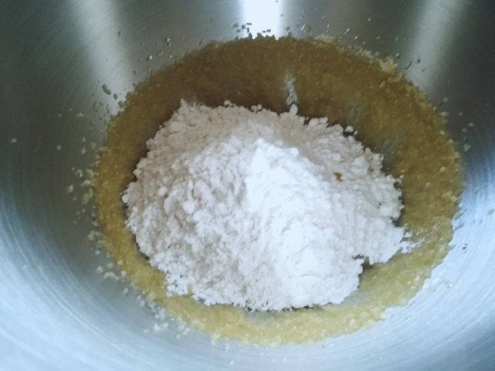 Farine ajoutée au gâteau à la vanille