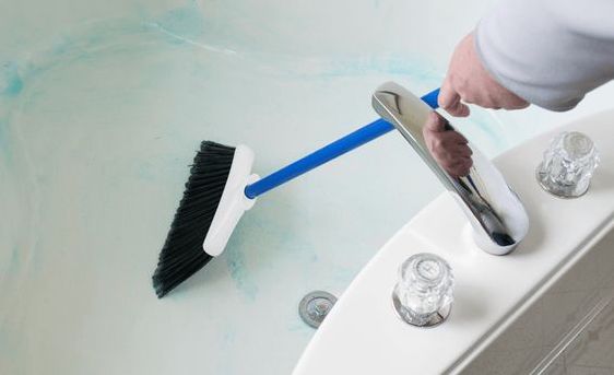 Nettoyer baignoire avec balai