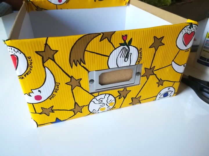 La deuxième bande de papier est collée